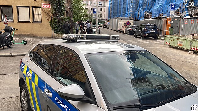 Kriminalist� vyj�d�li na pra�sk� �i�kov, kde mu� napadl �enu a pobodal ji no�em. (10. kv�tna 2023)