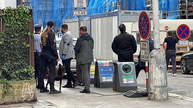 Kriminalist� vyj�d�li na pra�sk� �i�kov, kde mu� napadl �enu a pobodal ji no�em. (10. kv�tna 2023)