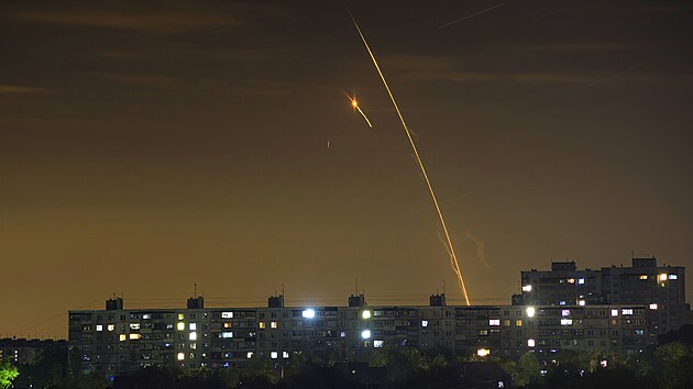 Rusk rakety odpalovan na Ukrajinu z rusk Belgorodsk oblasti jsou vidt za svitu v ukrajinskm Charkov. (14. kvtna 2023)