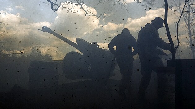 Ukrajintí vojáci stílejí z dla u Bachmutu, msta na východ zem, kde...