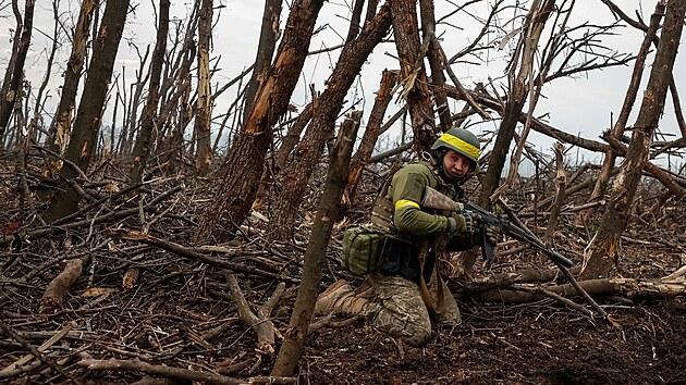 Ukrajinsk vojk kontroluje rusk pozice po boji pobl frontovho msta Bachmut v Donck oblasti. (11. kvtna 2023)