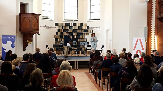 V Červeném kostele se konalo celoknihovní setkání. Zaměstnance Vědecké knihovny přivítala ředitelka Iveta Ťulpíková. Promluvil i fotograf Jindřich Štreit, jehož výstava otevřela nové kulturní centrum v Olomouci.