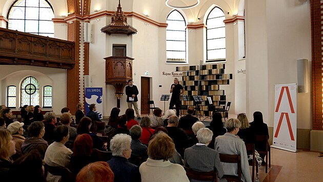 V ervenm kostele se konalo celoknihovn setkn. Zamstnance Vdeck knihovny pivtala editelka Iveta ulpkov. Promluvil i fotograf Jindich treit, jeho vstava otevela nov kulturn centrum v Olomouci.