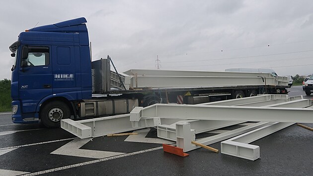 �idi� n�kladn�ho vozidla zp�sobil nehodu na silnici I. t��dy �. 55 mezi P�erovem a Kokory. P�i pr�jezdu pravoto�ivou zat��kou se na t��ramenn� k�i�ovatce uvolnily dvan�ctimetrov� ocelov� nosn�ky z auta a spadly na silnici. (17. kv�tna 2023)