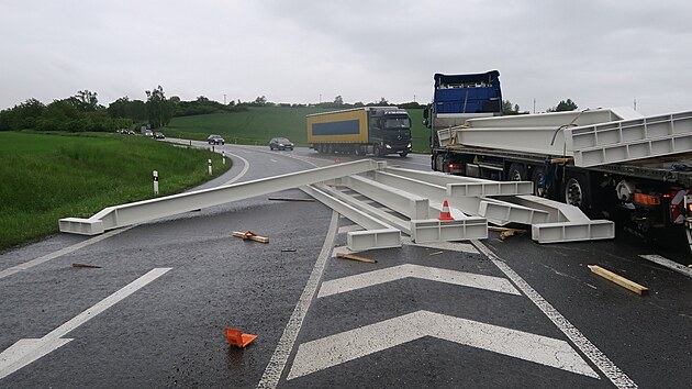 �idi� n�kladn�ho vozidla zp�sobil nehodu na silnici I. t��dy �. 55 mezi P�erovem a Kokory. P�i pr�jezdu pravoto�ivou zat��kou se na t��ramenn� k�i�ovatce uvolnily dvan�ctimetrov� ocelov� nosn�ky z auta a spadly na silnici. (17. kv�tna 2023)