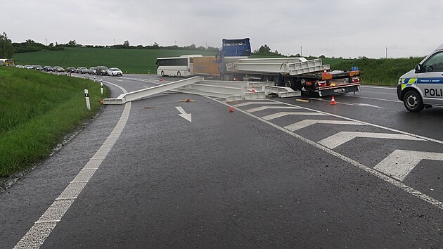 Řidič nákladního vozidla způsobil nehodu na silnici I. třídy č. 55 mezi Přerovem a Kokory. Při průjezdu pravotočivou zatáčkou se na tříramenné křižovatce uvolnily dvanáctimetrové ocelové nosníky z auta a spadly na silnici. (17. května 2023)