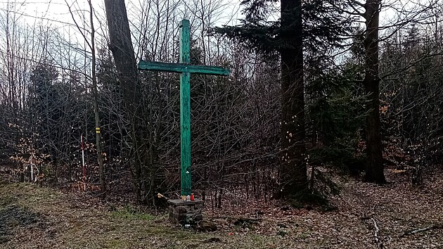 Vojenské lesy na Libavé obnovily historický kříž připomínající zaniklou osadu i pád amerického bombardéru. Na snímku původní kříž.