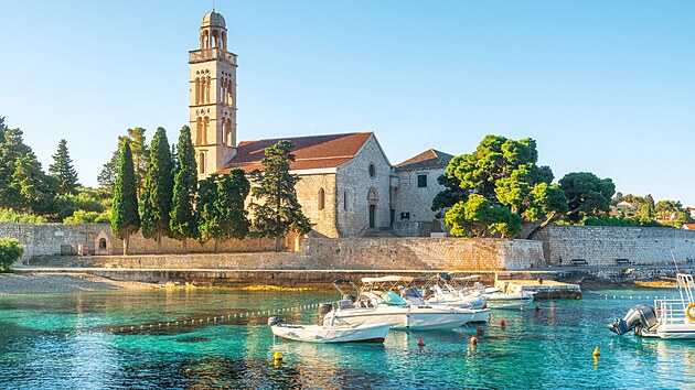 �tvrt� nejv�t�� ze st�edodalmatsk�ch ostrov�, Hvar, m� turist�m hodn� co nab�dnout. Jeho nejkr�sn�j�� pl� je t�eba hledat deset kilometr� od m�sta.