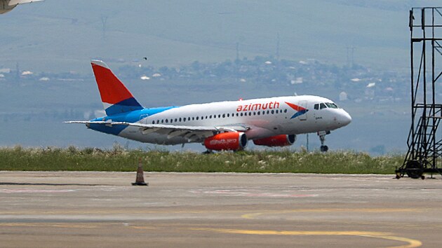 Letadlo rusk leteck spolenosti Azimuth mc z Moskvy pistv na letiti v gruznskm Tbilisi. (19. kvtna 2023)