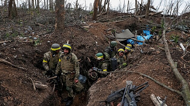 Ukrajint vojci pobl frontovho msta Bachmut v Donck oblasti (11. kvtna 2023)