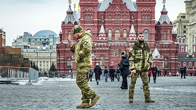 lenov krajn pravicov rusk polovojensk jednotky Rusi se prochzej na Rudm nmst. (14. bezna 2023)