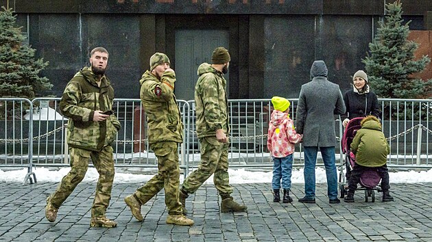 lenov krajn pravicov rusk polovojensk jednotky Rusi se prochzej na Rudm nmst. (14. bezna 2023)