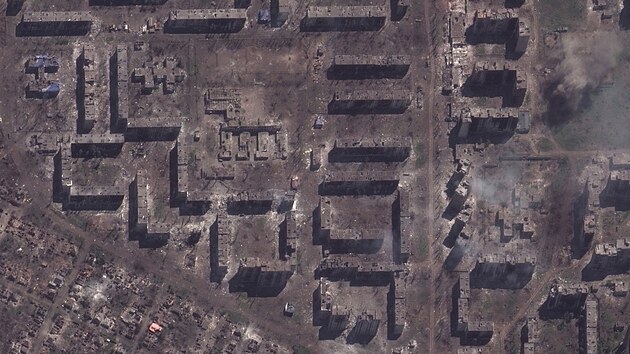 Satelitn snmek ukazuje koly a bytov domy v ukrajinskm Bachmutu. (15. kvtna 2023)