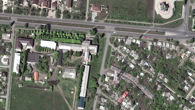 Satelitn snmek ukazuje univerzitn budovy a radiovou v v ukrajinskm Bachmutu. (8. kvtna 2022)