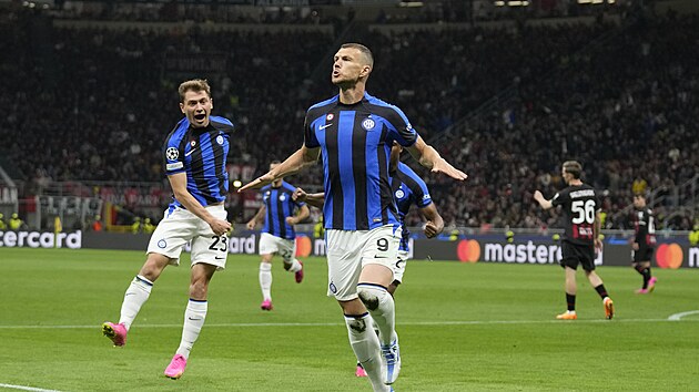 Edin Deko z Interu (vpravo) oslavuje trefu proti AC Miln.