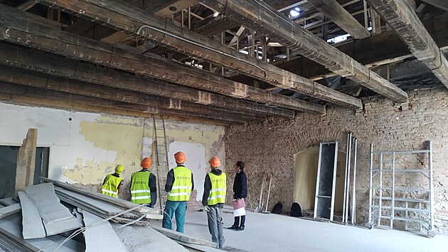 Mohutné a dlouhé stropní trámy v jedné z místností v patře budovy jsou jedním z nejvýznamnějších a nečekaných nálezů.
