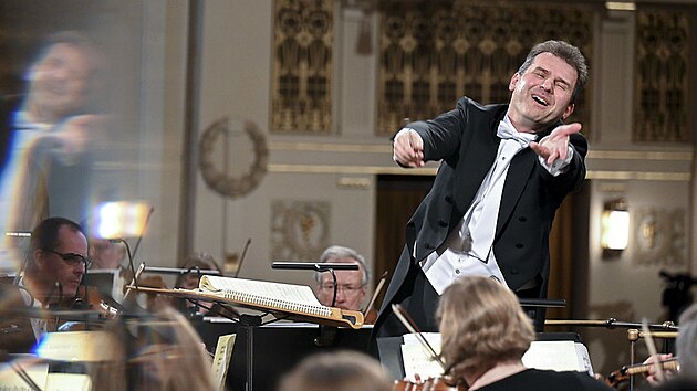 Dirigent Tom Hanus a lenov Orchestru Velsk nrodn opery na zahajovacm koncert Praskho jara