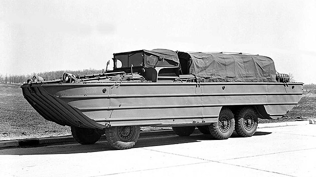 DUKW byl kombinac nkladnho automobilu a pontonu.