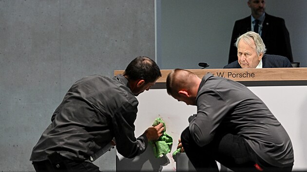 Aktivist naruili jednn valn hromady koncernu Volkswagen.