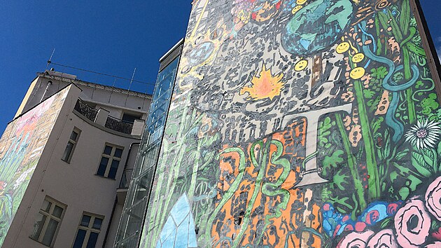 Velk mural nad Krymskou ulic v Praze u tramvajov zastvky Rusk