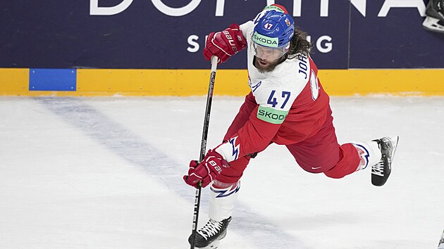 Michal Jord�n p�l� na branku Slovinc�.