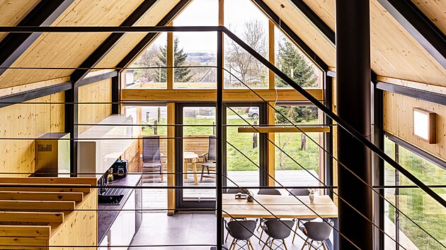 Nosnou konstrukci domu tvoří šest ocelových rámů, na které je zvenku osazená dřevostavba. Část fasády tvoří skleněné stěny.