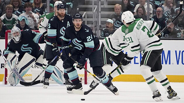 Jason Robertson z Dallasu (vpravo) man�vruje s pukem na obranu Seattlu v �est�m z�pase druh�ho kola play off NHL.