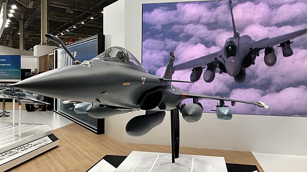 Model letounu Rafale na veletrhu obrannch technologi DEFEA 2023 v eckch Atnch