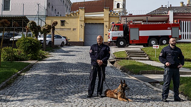 Při propouštění vítkovských žhářů z věznice v Mírově hasičské auto zablokovalo výhled. (16. května 2023)