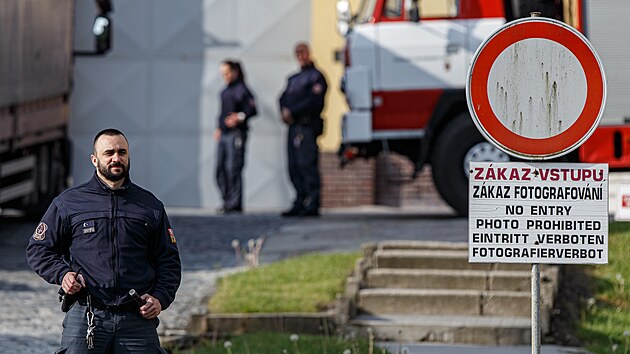 Při propouštění vítkovských žhářů z věznice v Mírově hasičské auto zablokovalo výhled. (16. května 2023)