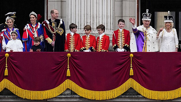 Britsk krl Karel III. a krlovna Camilla mvaj davm z balkonu...