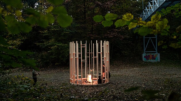 Kruhovou stavbu s ohništěm a posezením v rokli pod ocelovou lávkou vytvořil islandský architekt spolu se studenty Fakulty umění a architektury.