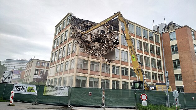 Začalo bourání budovy nejstarší zlínské Fakulty technologické. Demolice byla nutná kvůli špatné statice. (květen 2023)