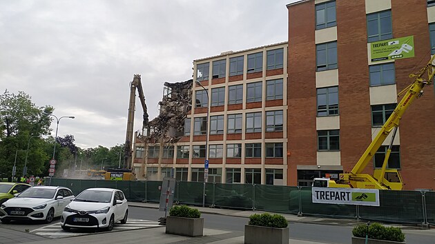 Bourací práce na budově Fakulty technologické ve Zlíně nijak zásadně neomezí dopravu v okolí. (květen 2023)