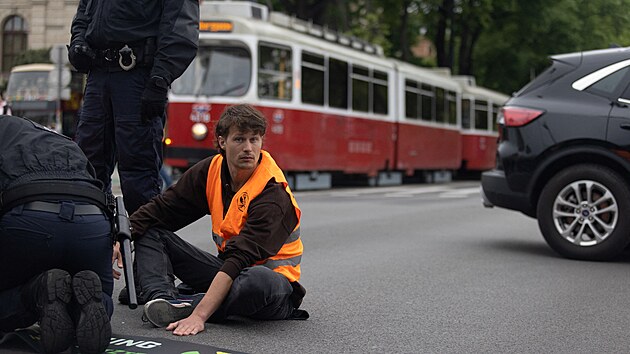 Aktivist z klimatick skupiny Letzte Generation (Posledn generace) se znovu pilepili na silnici v Berln. (16. kvtna 2023)