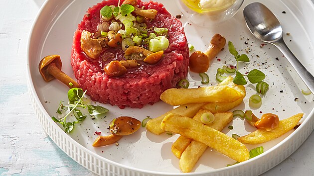 Francouzsk� tatar�k s hranolkami a majon�zou