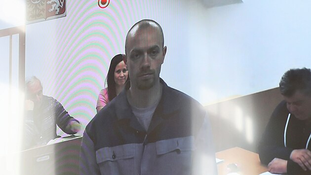 Okresní soud v Šumperku pomocí videopřenosu z mírovské věznice rozhodoval o podmínečném propuštění dvou vítkovských žhářů Václava Cojocaru a Iva Müllera. Na obrazovce Cojocaru. (11. května 2023)
