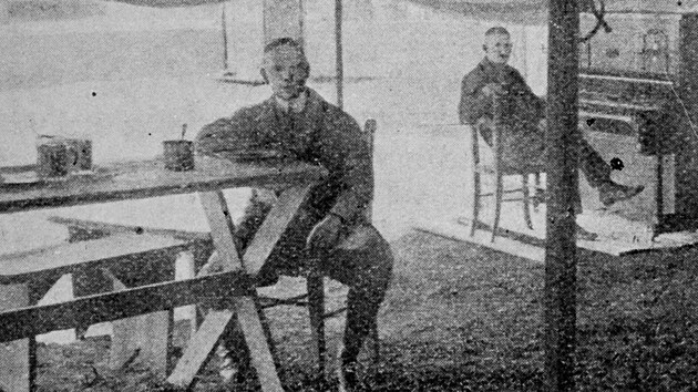 Vyp�j�en� stan, ve kter�m stanice Radiojournal zah�jila vys�l�n�. Vys�la� st�l kousek za Prahou pobl� leti�t� ve Kbel�ch.