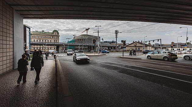 Frekventovaná a nepřehledná pražská křižovatka U Bulhara postrádá chodníky, přechody pro chodce i kvalitní osvětlení. Je také místem s vysokou nehodovostí. (11. května 2023)