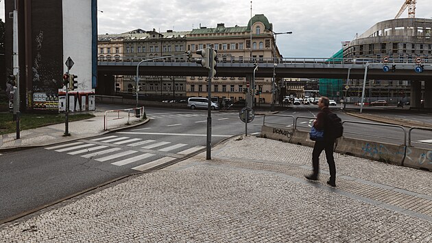 Frekventovaná a nepřehledná pražská křižovatka U Bulhara postrádá chodníky, přechody pro chodce i kvalitní osvětlení. Je také místem s vysokou nehodovostí. (11. května 2023)