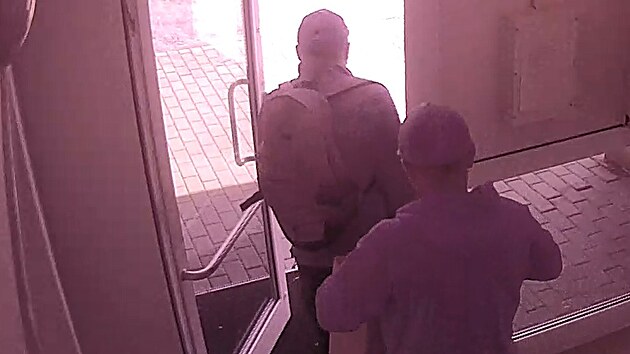 �tve�ice lid� se koncem b�ezna vloupala do bytu na pra�sk�m �ern�m Most�, �koda se vy�plhala na 1,7 milion� korun. Policie zve�ejnila z�b�ry z bezpe�nostn� kamery. (19. kv�tna 2023)