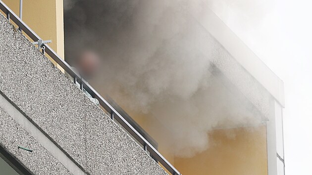 V jednom z panelovch dom v nmeckm Ratingenu dolo k explozi. Na snmku stoj na balkon neznm lovk. (11. kvtna 2023)