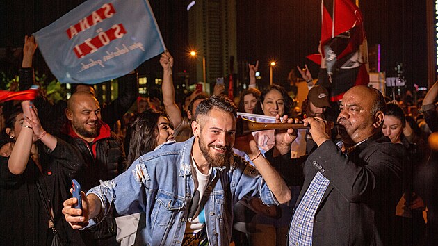 Příznivci Republikánské lidové strany (CHP) se sešli před jejím sídlem v Ankaře, aby společně sledovali sčítání hlasů v prezidentských a parlamentních volbách. (14. května 2023)