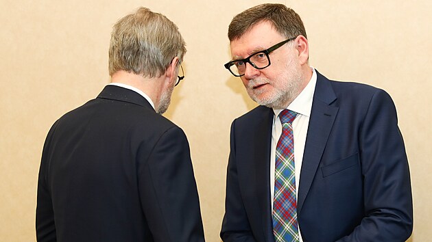 Premiér Petr Fiala a ministr financí Zbyněk Stanjura před jednáním tripartity 15. května 2023