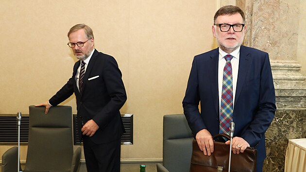 Premir Petr Fiala a ministr financ Zbynk Stanjura ped jednnm tripartity 15. kvtna 2023