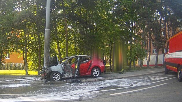 erven Mazda 3 po nrazu do sloupu v Krlovopolsk ulici v Brn zaala hoet. Zrann mue z auta vyprostili kolemjdouc, do pomoci se zapojili i strnci. (5.5.2023)
