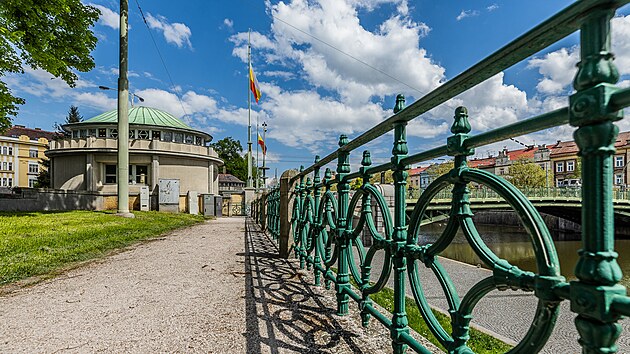 Opravené kiosky podle návrhu Jana Kotěry na Pražském mostě v Hradci Králové. (12. 5. 2023)