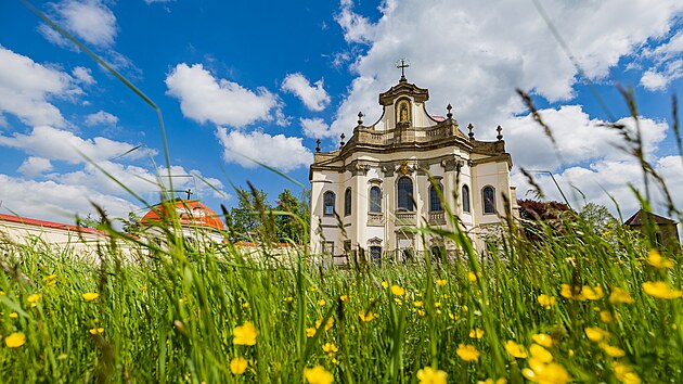 Barokní průčelí od architekta Jana Blažeje Santiniho-Aichla na zámeckém kostele Nejsvětější Trojice v Rychnově nad Kněžnou (10. května 2023)