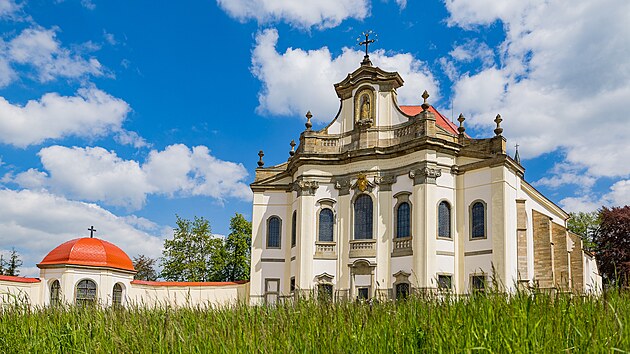 Barokn� pr��el� od architekta Jana Bla�eje Santiniho-Aichla na z�meck�m kostele Nejsv�t�j�� Trojice v Rychnov� nad Kn�nou (10. kv�tna 2023)