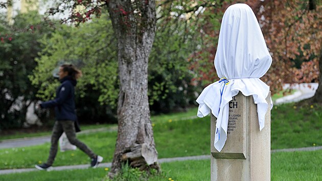 Po deseti letech se na sv� m�sto vr�til pomn�k v�jime�n� osobnosti mari�nskol�ze�sk�ch d�jin. Jde o bustu l�ka�e Samuela Siegfrieda Karla ryt��e von Basch, kter� ve m�st� p�tat�icet sezon pe�oval o pacienty.